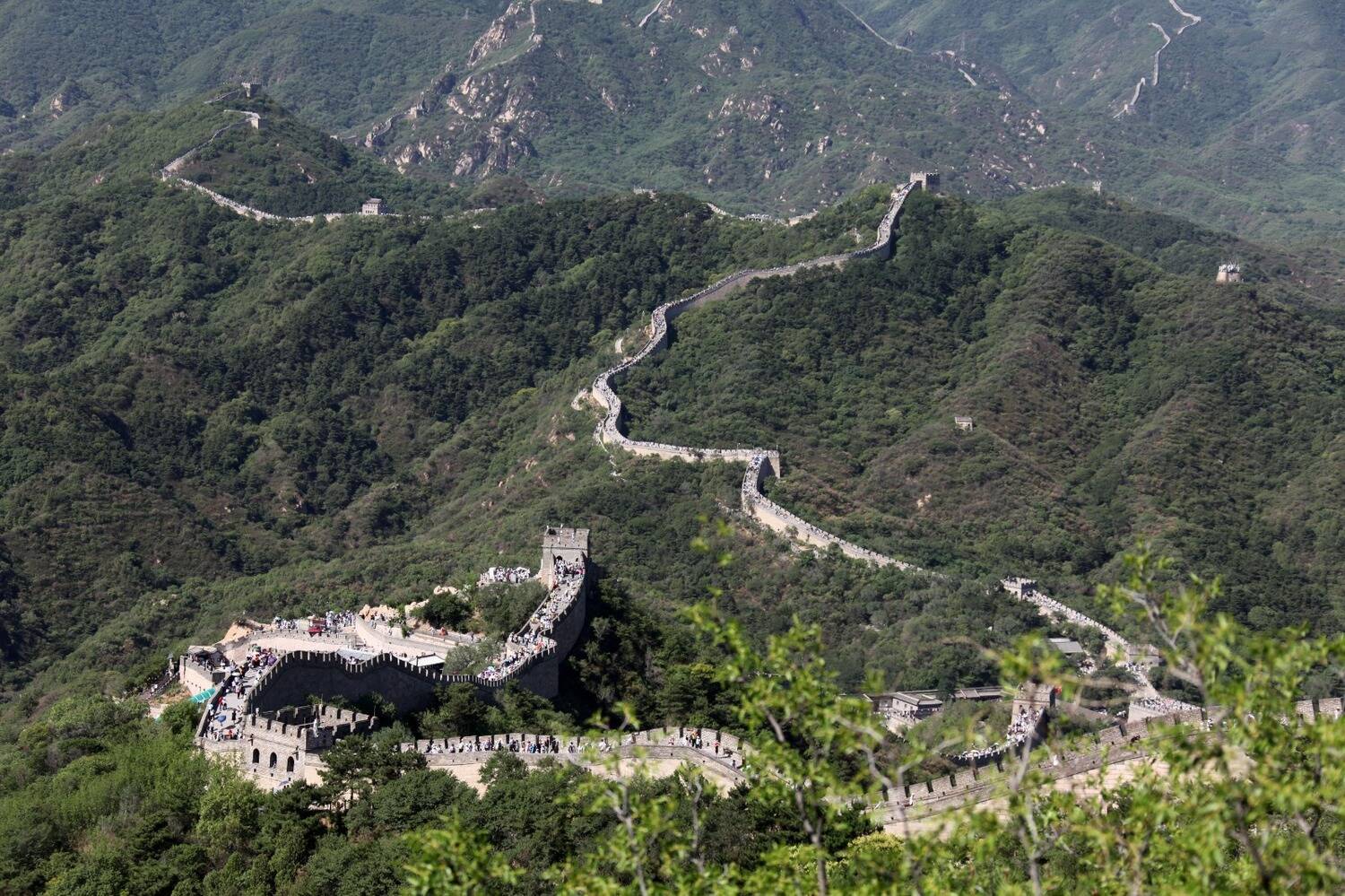 Homens Usam Escavadeira Para Fazer Buraco Na Grande Muralha Da China E