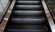 Homem morre no Japão após paletó ficar preso em escada rolante (Reprodução/Ric)