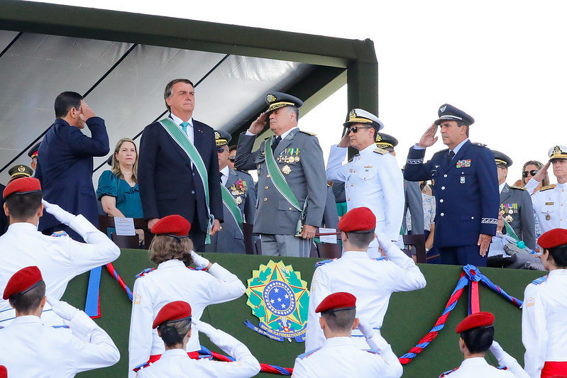 Bolsonaro Cria Medalha Do M Rito Blindado Para Homenagear Militares