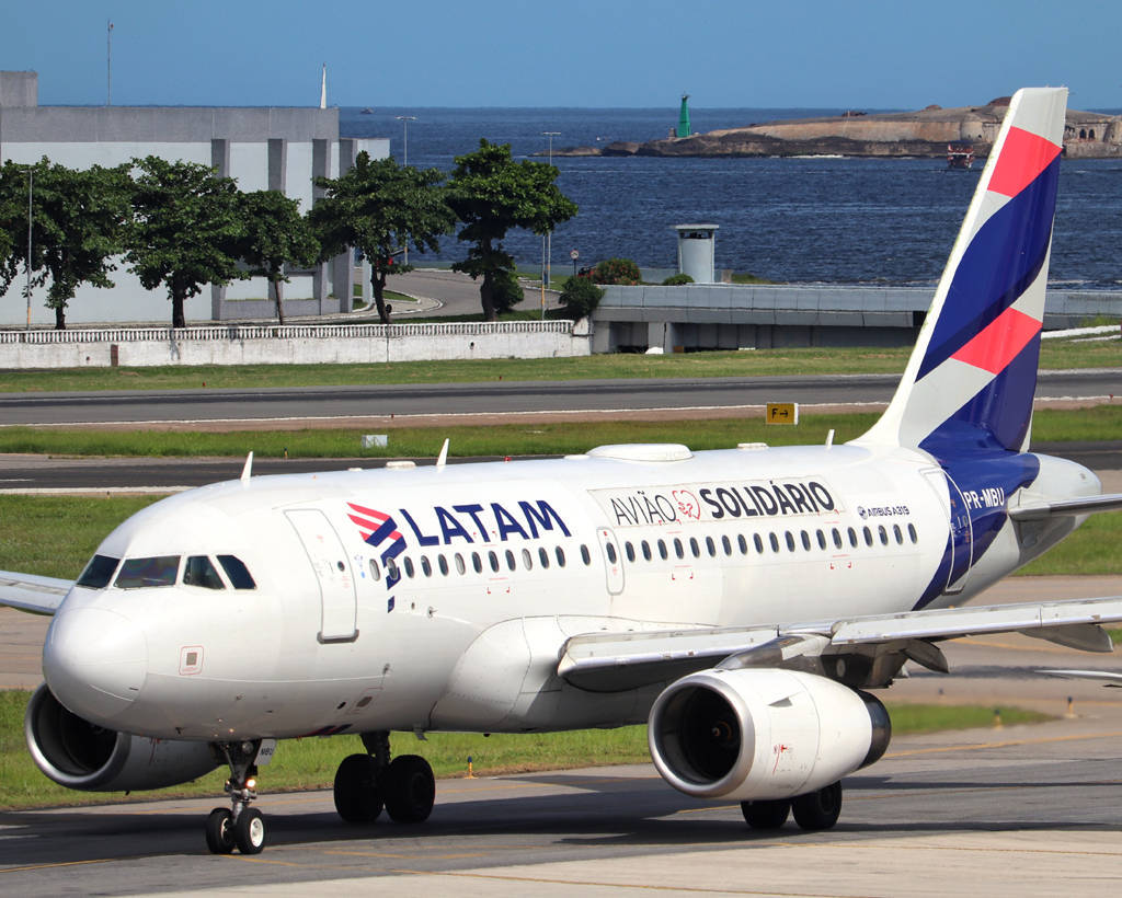 LATAM retoma em 1º de junho serviço de bordo nos voos dentro do Brasil