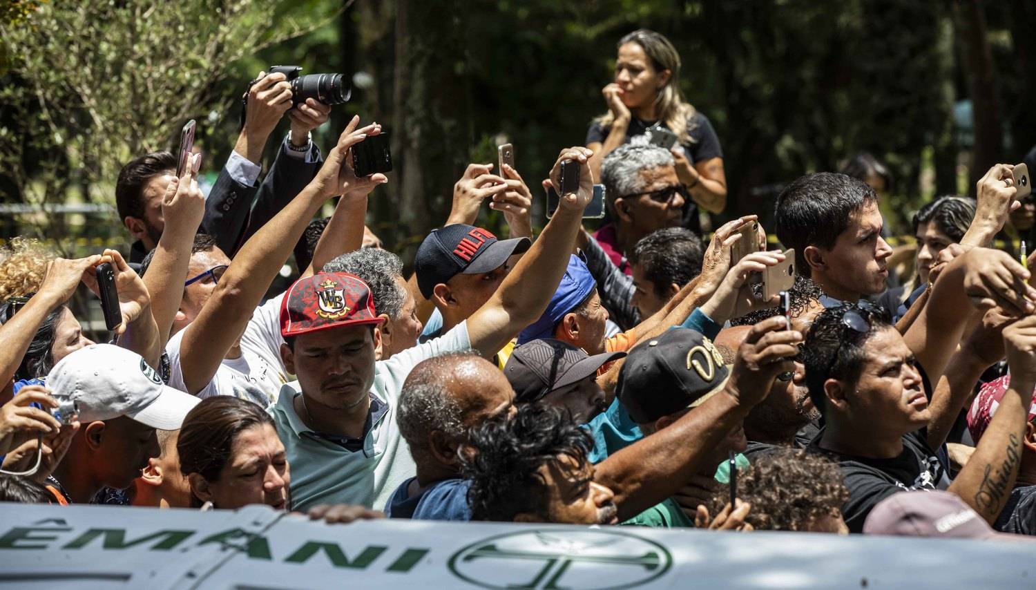 Sob Aplausos E Choro Corpo De Gugu Liberato Enterrado Em Sp