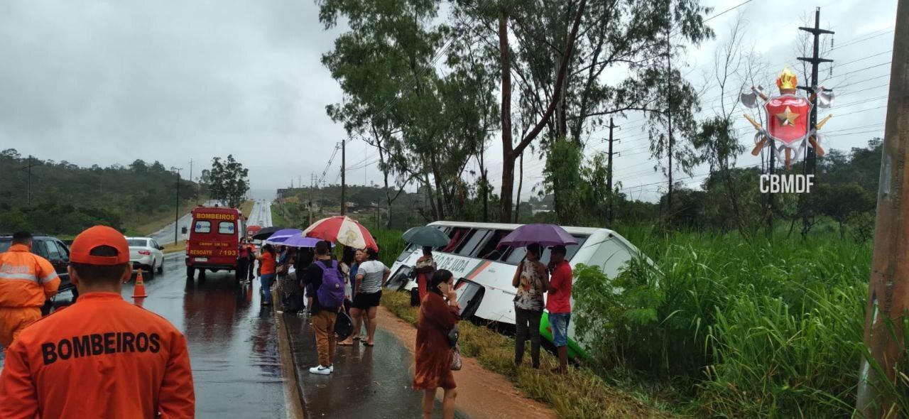 Nibus Passageiros Cai Em Vala De Rodovia Do Df E Deixa Feridos