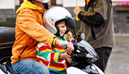 Transportar crianças com menos de 10 anos em motos é infração gravíssima (Cuide da vida e do bolso: menores de 10 anos em motos é infração de gravíssima)