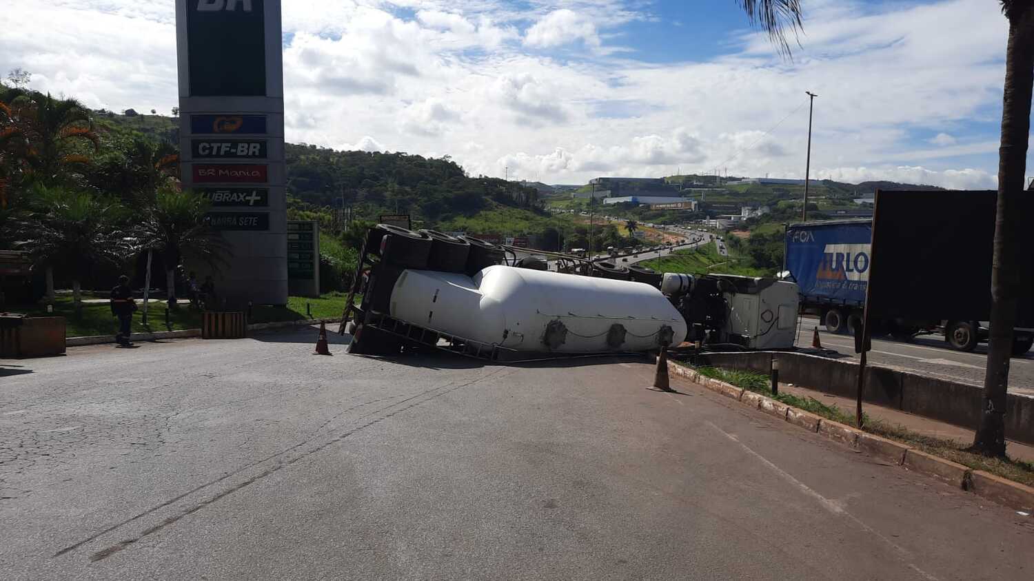 Carreta Cimento Tomba Na Entrada De Posto De Gasolina Em Betim Mg