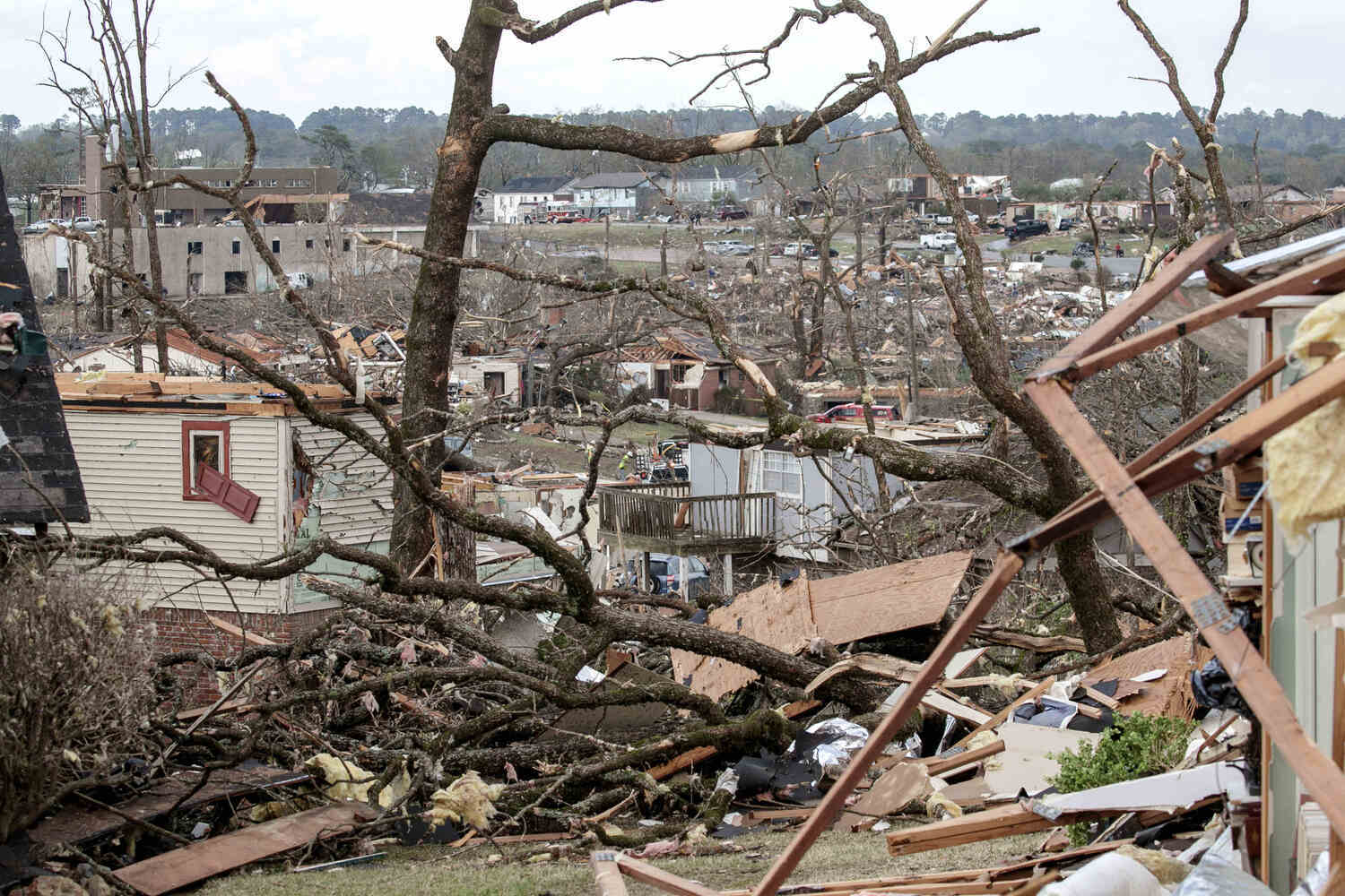 Sobe para 22 o número de mortos após passagem de tornados e tempestades