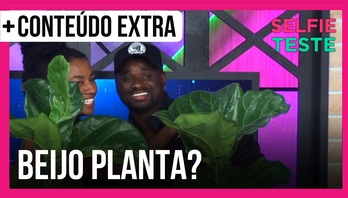 Michele e Bruno Passa dão 'beijo planta', encenam briga e dançam | Selfie Teste (Reprodução)