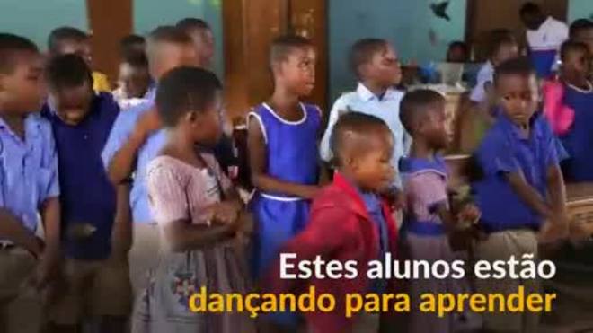 Professor dança com alunos para facilitar aprendizado em Gana