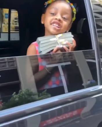 Rappers Cardi B e Offset dão mais de R$ 270 mil em dinheiro de presente para filha de 4 anos