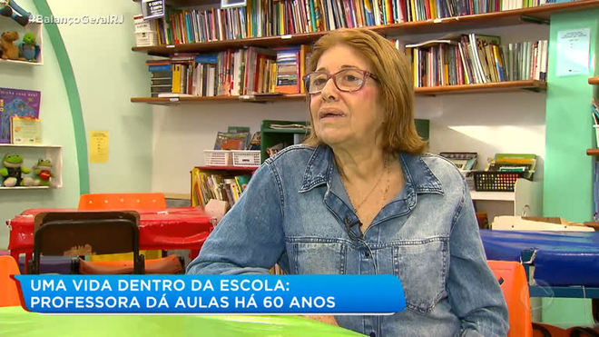 Professora com mais tempo de serviço no município do Rio dá aulas há 60 anos