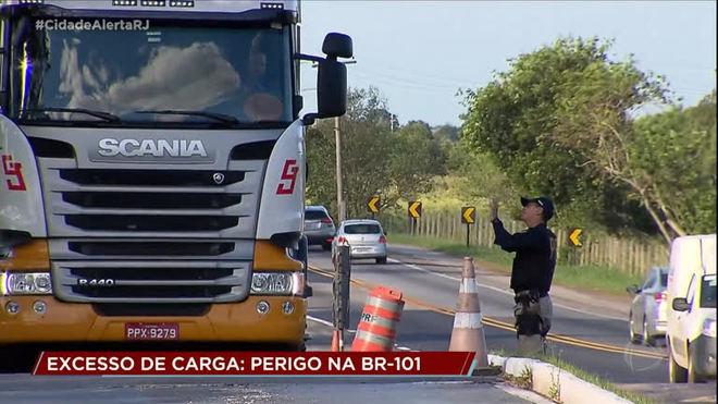 Polícia Rodoviária Federal aumenta fiscalização de excesso de caminhões na BR-101