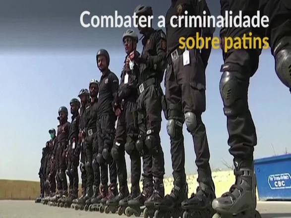 Polícia do Paquistão treina para combater a criminalidade de patins