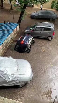 Carro é sugado para dentro de poço em Mumbai, na Índia