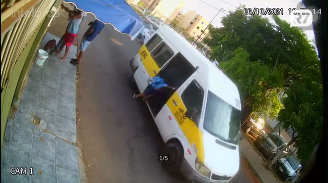 Criança é arremessada de van escolar no Riacho Fundo II