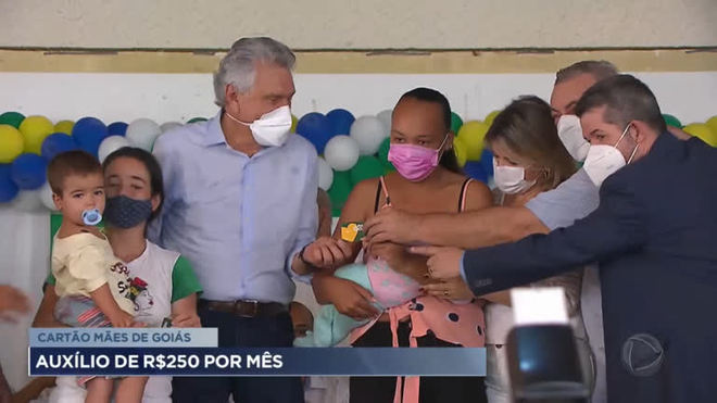 Governador de Goiás entrega cartão auxílio de R$ 250
