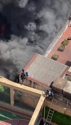 Bombeiros controlam incêndio em prédio comercial da Avenida Santo Amaro (SP)