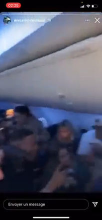 Canadenses fazem balada em avião e ficam retidos no México