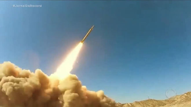 Irã apresenta míssil de longo alcance em meio a negociações para retomada do acordo nuclear