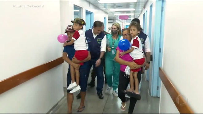 Irmãos que ficaram 27 dias perdidos na floresta amazônica recebem alta do hospital