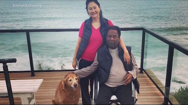 Um dia após alta, Pelé aparece ao lado da esposa em postagem nas redes sociais