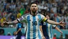 Camisa gigante de Messi é pendurada na cidade natal do craque da Argentina
