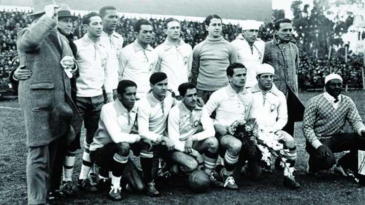 01/08/1930 – Brasil 4x0 Bolívia (amistoso): uma semana após ser eliminada da Copa pela Iugoslávia, o Brasil goleou a Bolívia, em amistoso disputado no estádio Centenario, no Uruguai. Preguinho, do Fluminense, foi o autor de dois gols na partida.