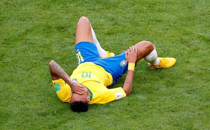 Soccer Football - World Cup - Round of 16 - Brazil vs Mexico - Samara Arena, Samara, Russia - July 2, 2018 Brazil's Neymar lies on the pitch after sustaining an injury REUTERS/David Gray





