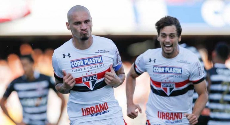 05º - Maicon - O São Paulo pagou cerca de 5,75 milhões de euros (aproximadamente R$ 22 milhões à época) para tirá-lo do Porto em 2016.
