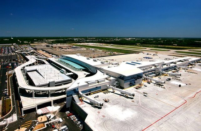 1° Aeroporto Internacional Hartsfield-Jackson, Atlanta – EUA -  Inaugurado em 1926, é o aeroporto mais movimentado para voos domésticos nos Estados Unidos e o mais transitado do mundo, por funcionar como aeroporto de transfer. Recebe 103 milhões de passageiros por ano