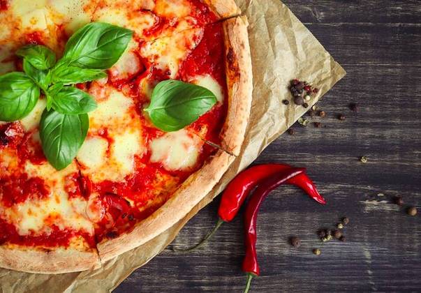 1º) Campânia, Itália: A culinária campanesa é influenciada pela localização à beira-mar, pelas tradições agrícolas e pelas características distintas de suas cidades, como Nápoles e Sorrento. É de lá que vem a famosa Pizza Napolitana.