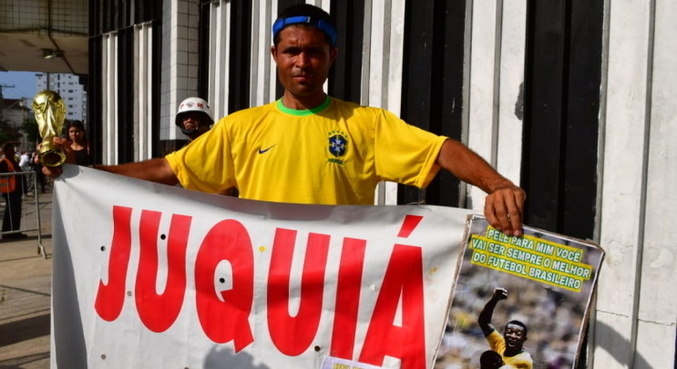 Saulo Duarte Soares viajou de Juquiá até a Vila Belmiro para prestar homenagem a Pelé