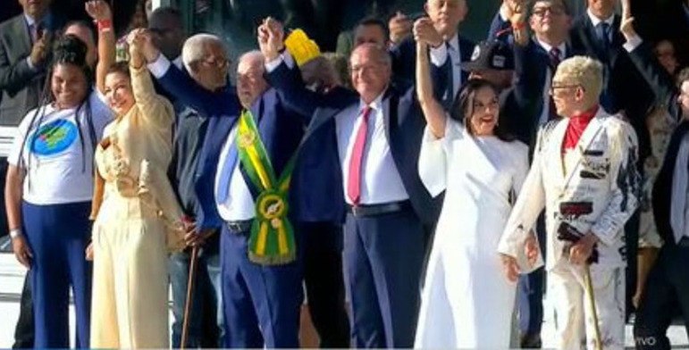 1º de janeiro: O primeiro dia do ano de 2023 marcou o início do terceiro mandato de Luiz Inácio Lula da Silva e consequentemente o fim do mandato de Jair Bolsonaro, que havia sido eleito presidente em 2018.