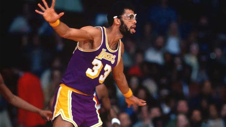 1º - Kareem Abdul-Jabbar, 38.387 pontos - Grande lenda do basquete, o pivô é um ícone das décadas de 1970 e 1980 e lidera o ranking há quase 34 anos. O ex-jogador, inclusive, estará presenta na partida entre Lakers e Thunder, nesta terça-feira (7).