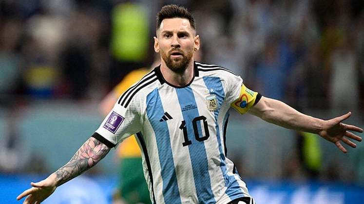 1º lugar - Lionel Messi, argentino, atacante. Atualmente no PSG, o jogador, entre tantos recordes, ganhou sete Bolas de Ouro, além de ter sido campeão da última Copa do Mundo com a Argentina, em 2022.