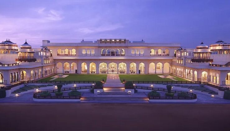 1º lugar: O primeiro lugar do ranking fica por conta do Rambagh Palace, em Jaipur, na Índia. Ele tem jardins bem cuidados e uma linda arquitetura indiana. Vale destacar que o hotel já foi a residência do Marajá de Jaipur.