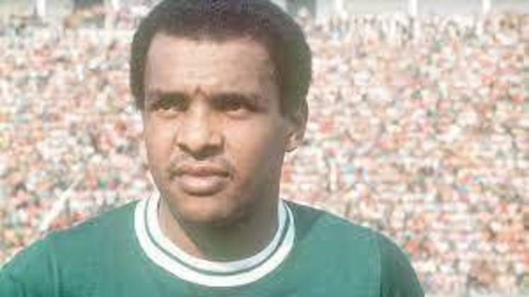 1 - Luís Pereira, o ‘Chevrolet’ lidera o ranking com certa vantagem. Durante as duas passagens que teve no Palmeiras, sendo elas de 1968 a 1975 e de 1981 a 1984, o defensor e capitão marcou 36 gols