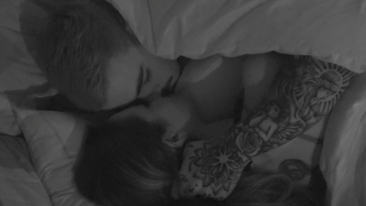 Além do chapéu, Yuri garantiu uma namorada no reality. O modelo e Nathalia formaram o primeiro casal da temporada. Os fãs perceberam a aproximação deles nos primeiros dias, e foram à loucura quando o beijão rolou! 
