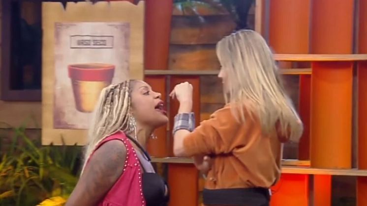 Quem não se lembra do caos que começou nesta briga entre Cariúcha e Rachel? A jornalista havia presenteado a rival com um vaso seco durante dinâmica de apontamento e o clima esquentou. Cariúcha se estressou, foi para cima da adversária e achou que Rachel havia dito que 