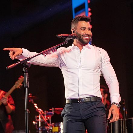 Gusttavo cumpriu, novamente, a agenda de shows e se apresentou para a alta sociedade em S&atilde;o Paulo. Ele foi uma das atra&ccedil;&otilde;es&nbsp;do anivers&aacute;rio do empres&aacute;rio Rodrigo Bonadia, diretor comercial de uma empresa do ramo automobil&iacute;sticoGusttavo Lima posa em jatinho e f&atilde;s pedem volta com Andressa Suita