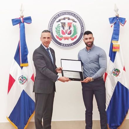 Na semana passada, Gusttavo se encontrou com o embaixador Alejandro Ariaszar para receber uma homenagem da embaixada da Rep&uacute;blica Dominicana. Ele foi reconhecido como o artista que mais promoveu a bachata no Brasil. O ritmo foi considerado Patrim&ocirc;nio Cultural Imaterial da Humanidade