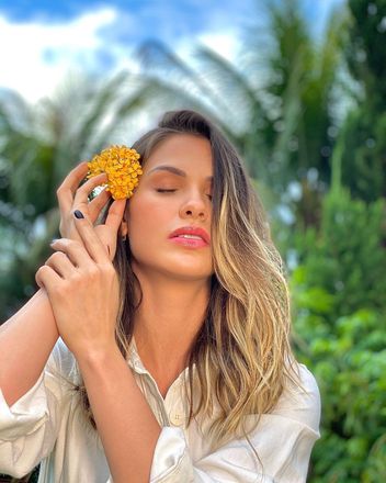 Andressa reapareceu nas redes sociais tamb&eacute;m no dia 23 do m&ecirc;s passado.&nbsp;No clique, sem legenda, a&nbsp;modelo e influenciadora digital apareceu em meio &agrave; natureza e com um arranjo floral nos cabelos. A apari&ccedil;&atilde;o dela Andressa deixou os f&atilde;s empolgados ap&oacute;s duas semanas de 'sumi&ccedil;o'