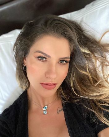 Na contram&atilde;o do ex, Andressa 'sumiu' das redes sociais por longos dias depois do t&eacute;rmino. Neste per&iacute;odo offline, ela ganhou apoio&nbsp;de f&atilde;s e famosos e&nbsp;viu o n&uacute;mero de seguidores no Instagram aumentar em 2 milh&otilde;es. Atualmente, ela tem quase 14 milh&otilde;es de admiradores no perfil