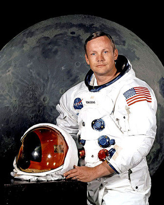 1- Neil Armstrong - Nascido em 5/8/1930, formado pela Universidade de Purdue/Universidade do Sul da Califórnia. Pisou na Lua em 21/7/1969. Morreu em 25/8/2012, aos 82 anos. 