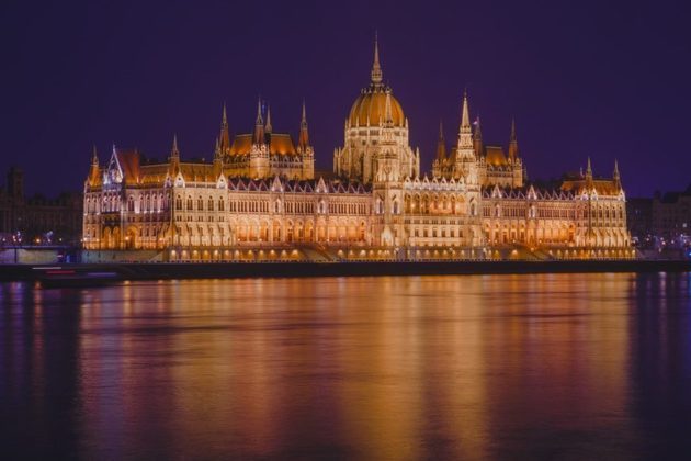 1º) Parlamento de Budapeste, Hungria: O Edifício do Parlamento Húngaro surpreendeu ao conquistar o primeiro lugar na lista de melhores atrações turísticas do mundo.