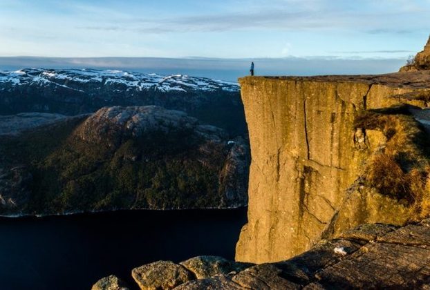 1) Preikestolen (Pulpit Rock), Noruega: Chegar ao topo da falésia sobre o fiorde de Lysefjord leva de quatro a cinco horas de caminhada para os visitantes. A gigantesca plataforma tem cerca de 30 metros e uma altura de 640 metros.
