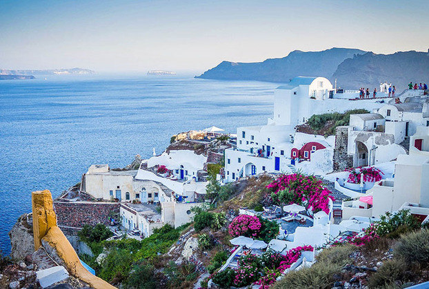 1º- Santorini - Esta ilha na Grécia é banhada pelas águas de um azul vivo do Mar Egeu. Atrai pelas inigualáveis paisagens modeladas pelas atividades vulcânicas, belíssimas praias e igrejas com cúpulas azuis.