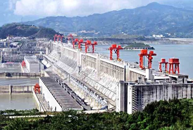 1º) Usina de Três Gargantas (China): Localizada no rio Yangtze, na China, essa é a maior usina hidrelétrica do mundo em capacidade instalada, com impressionantes 22.500 MW de potência.