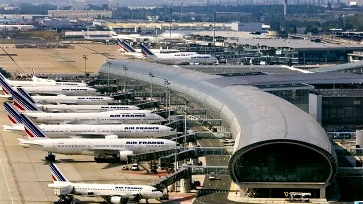 10° Aeroporto Internacional de Paris-Orly - França - Fica a 14 km de Paris e recebe  69 milhões de passageiros por ano.