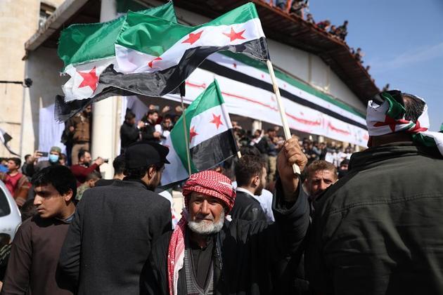 SíriaEm meio à primavera árabe, a Síria se envolveu em um conflito de grandes proporções, que se estende por 11 anos. Em 2011, a população foi às ruas para exigir a renúncia do presidente Bashar al-Assad. Como resposta aos protestos, o governo ordenou que o Exército do país reprimisse os manifestantes. Do outro lado, a oposição começou a se armar para lutar contra a repressão de Al-Assad, que ainda continua na Presidência do paísLeia também: Biden confirma morte de chefe do Estado Islâmico na Síria