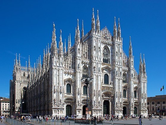 10º) Catedral de Milão, Itália: Também conhecida como Duomo di Milano, a Catedral de Milão é uma das mais impressionantes catedrais góticas da Europa. É considerada uma verdadeira obra-prima arquitetônica com mais de 3.400 estátuas esculpidas em mármore.  