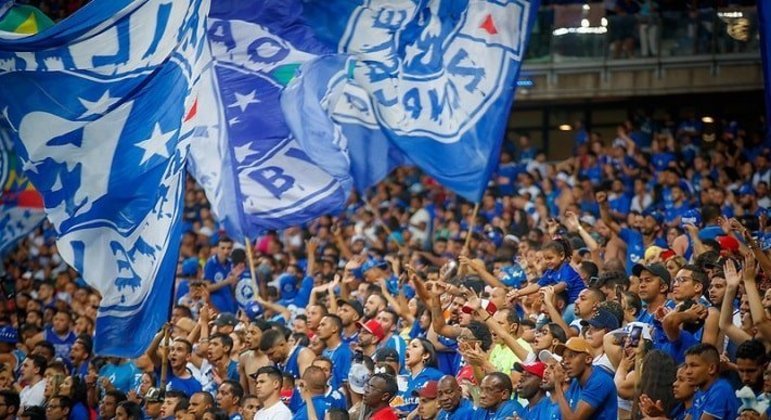 10º lugar: Cruzeiro - porcentagem de brasileiros que declararam torcida ao Cruzeiro em 2018: 4,5% - porcentagem de brasileiros que declararam torcida ao Cruzeiro em 2020: 3,0% - porcentagem de brasileiros que declararam torcida ao Cruzeiro  em 2022: 2,8% - Média entre 1993 até 2022 - 3,4%